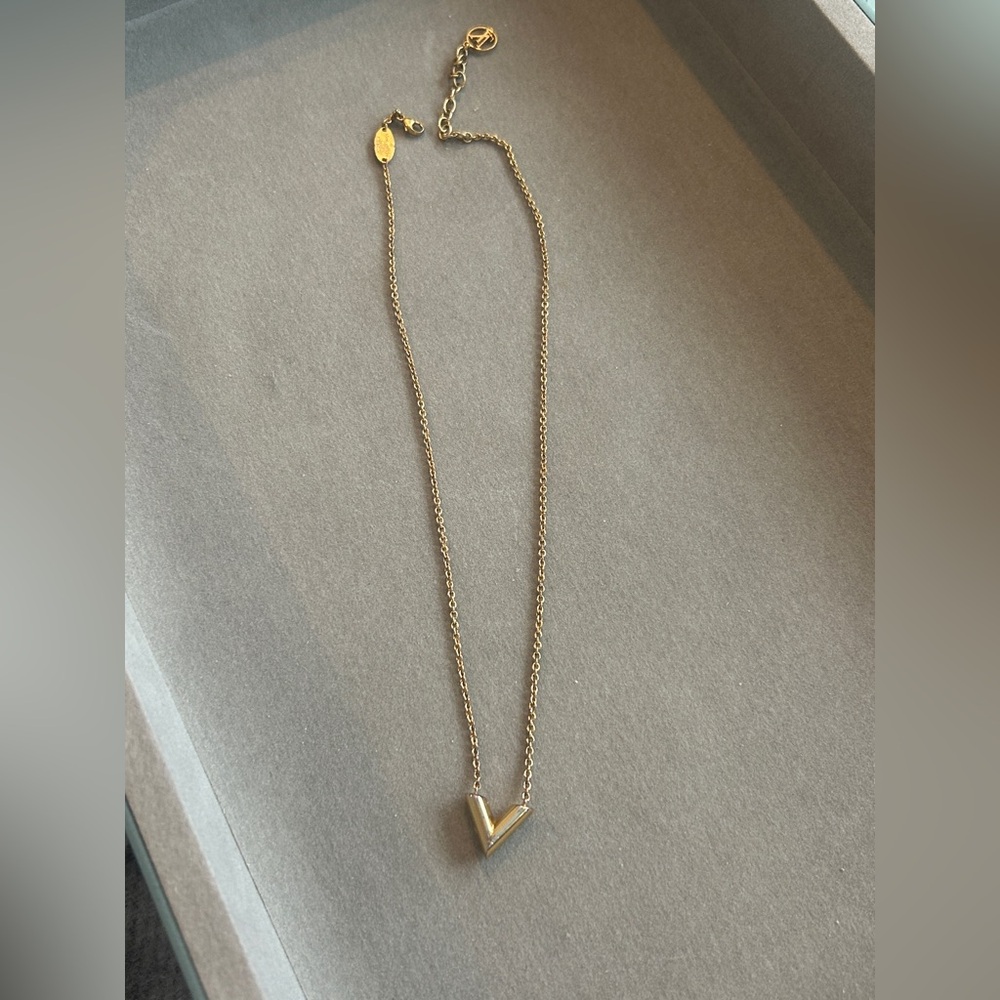 Louis Vuitton Elegant Gold Necklace
